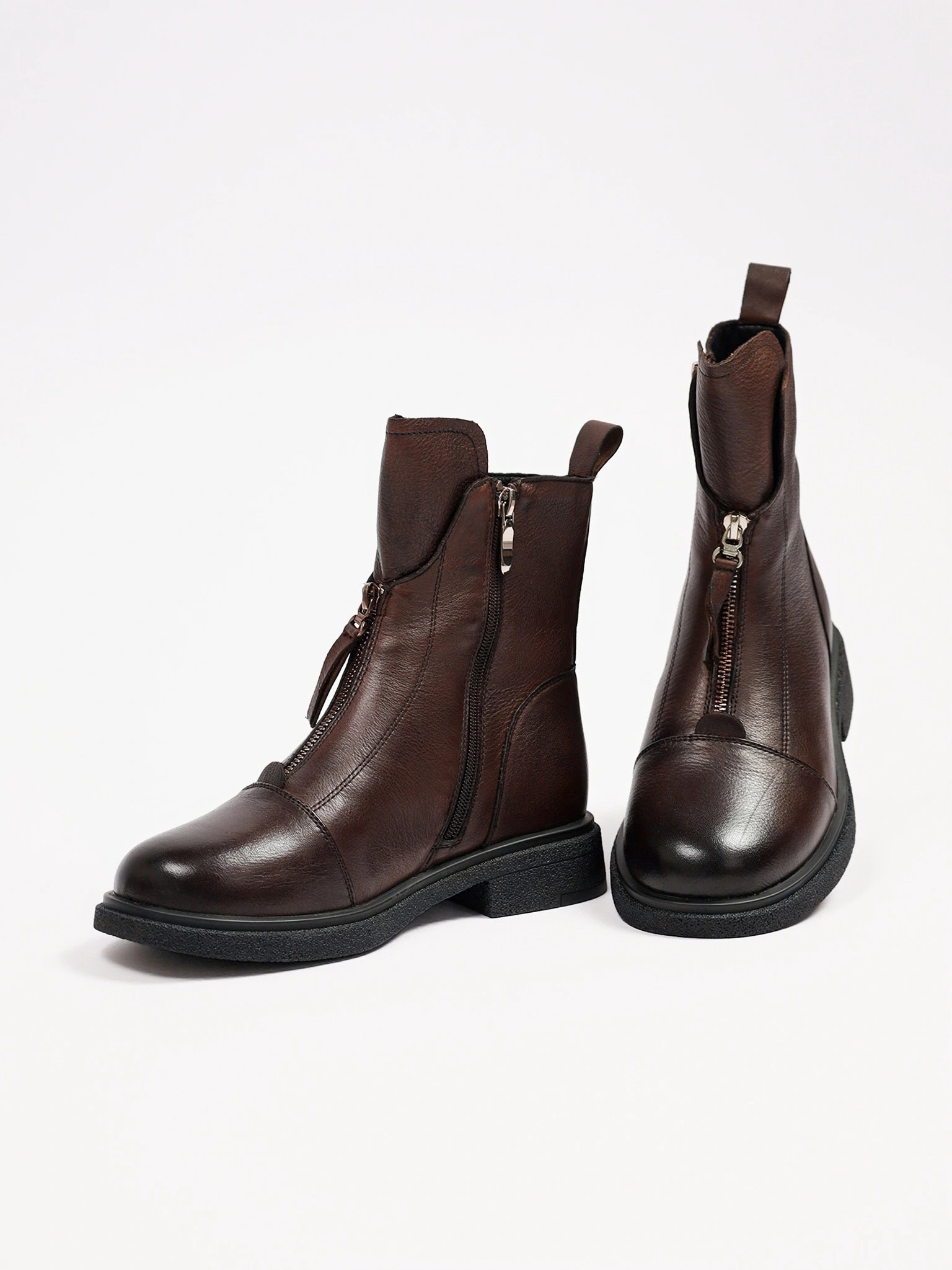 Ботинки коричневого цвета с декоративной молнией спереди